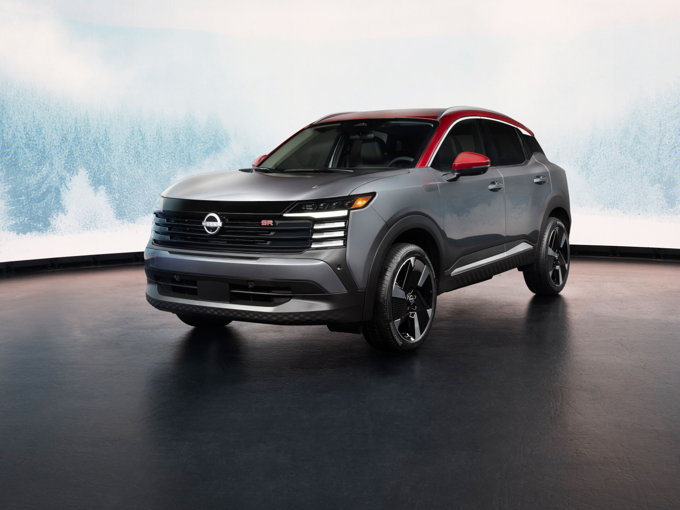 Серебристый автомобиль Nissan Kicks SR 2025 года