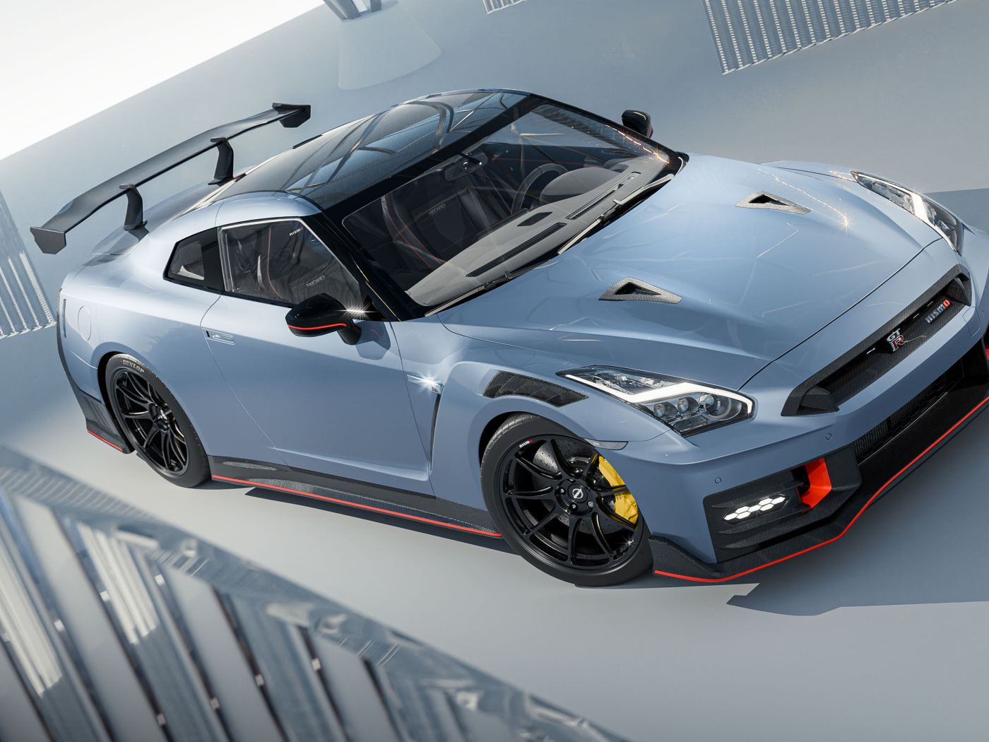 Серебристый автомобиль  Nissan GT-R Nismo