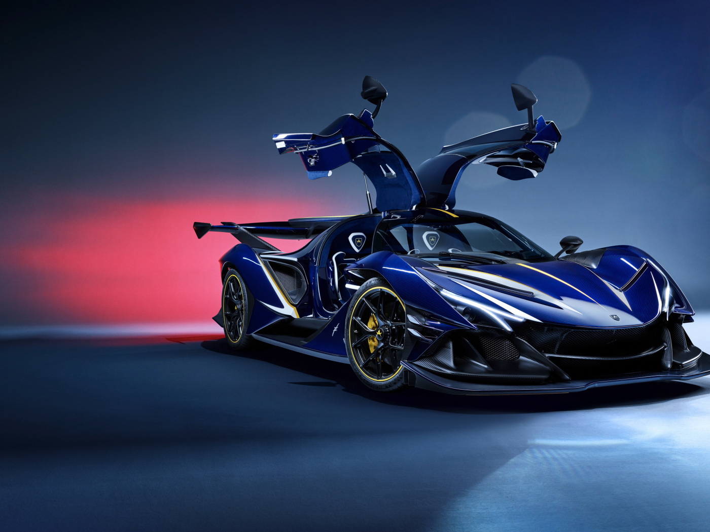 Автомобиль  Apollo Intensa Emozione с открытыми дверями
