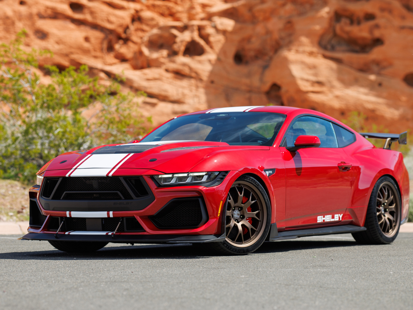 Красный автомобиль Shelby Super Snake 2024 года