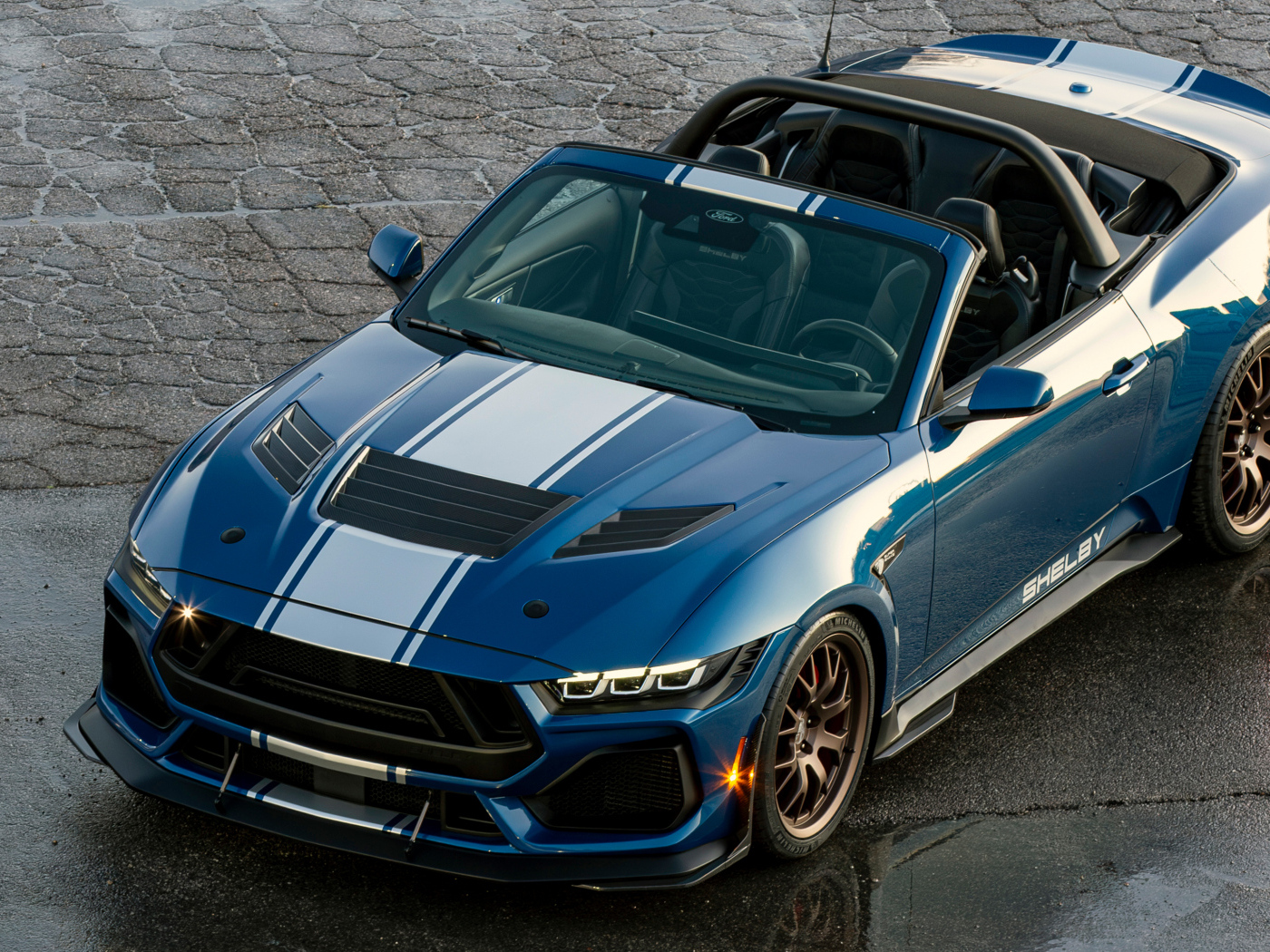 Вид на быстрый автомобиль Shelby Super Snake Convertible 2024 года