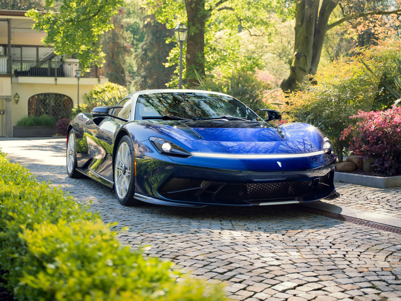 Синий спортивный автомобиль Pininfarina Battista Cinquanta cinque 2024