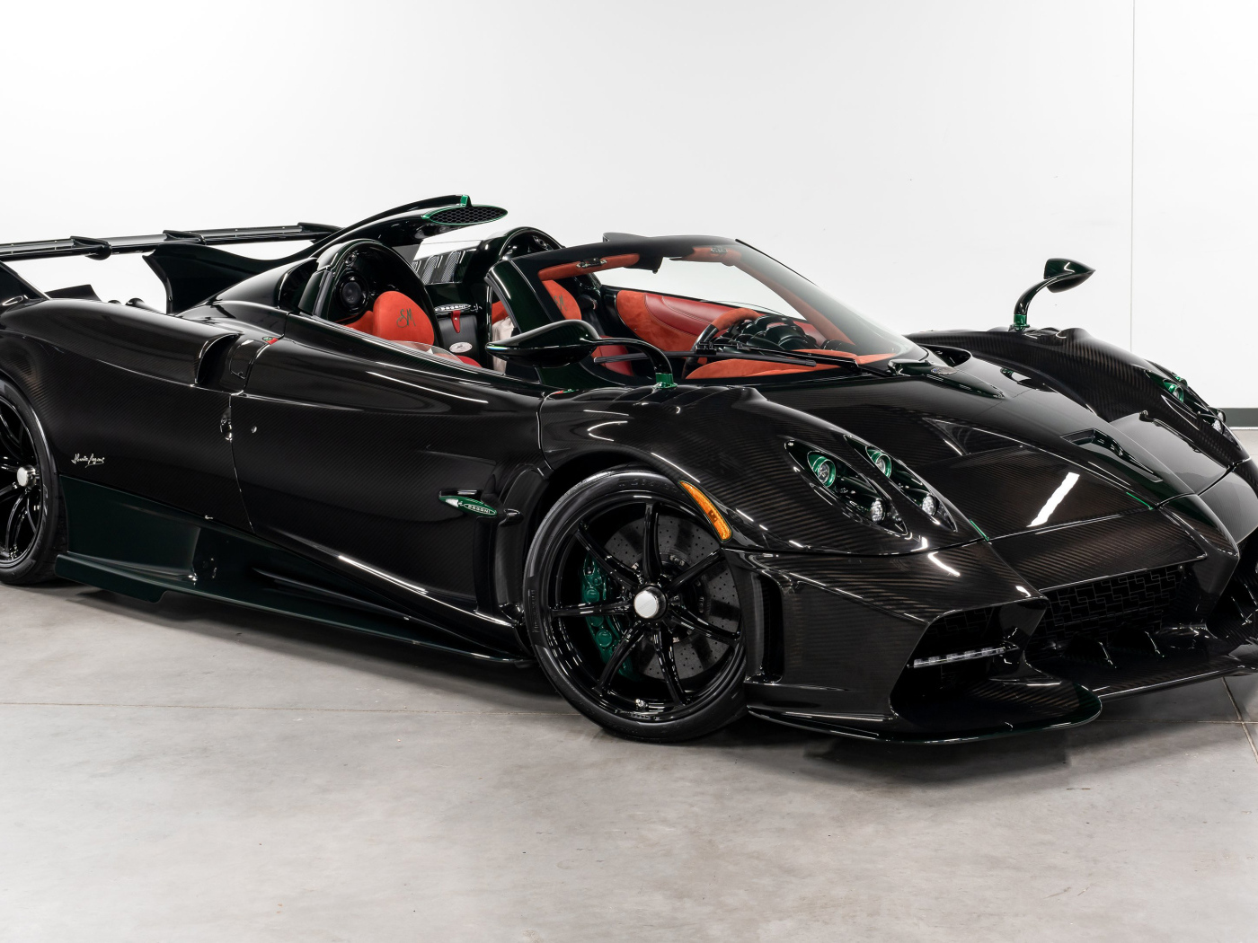 Черный спорткар Pagani Imola Roadster 2024 года