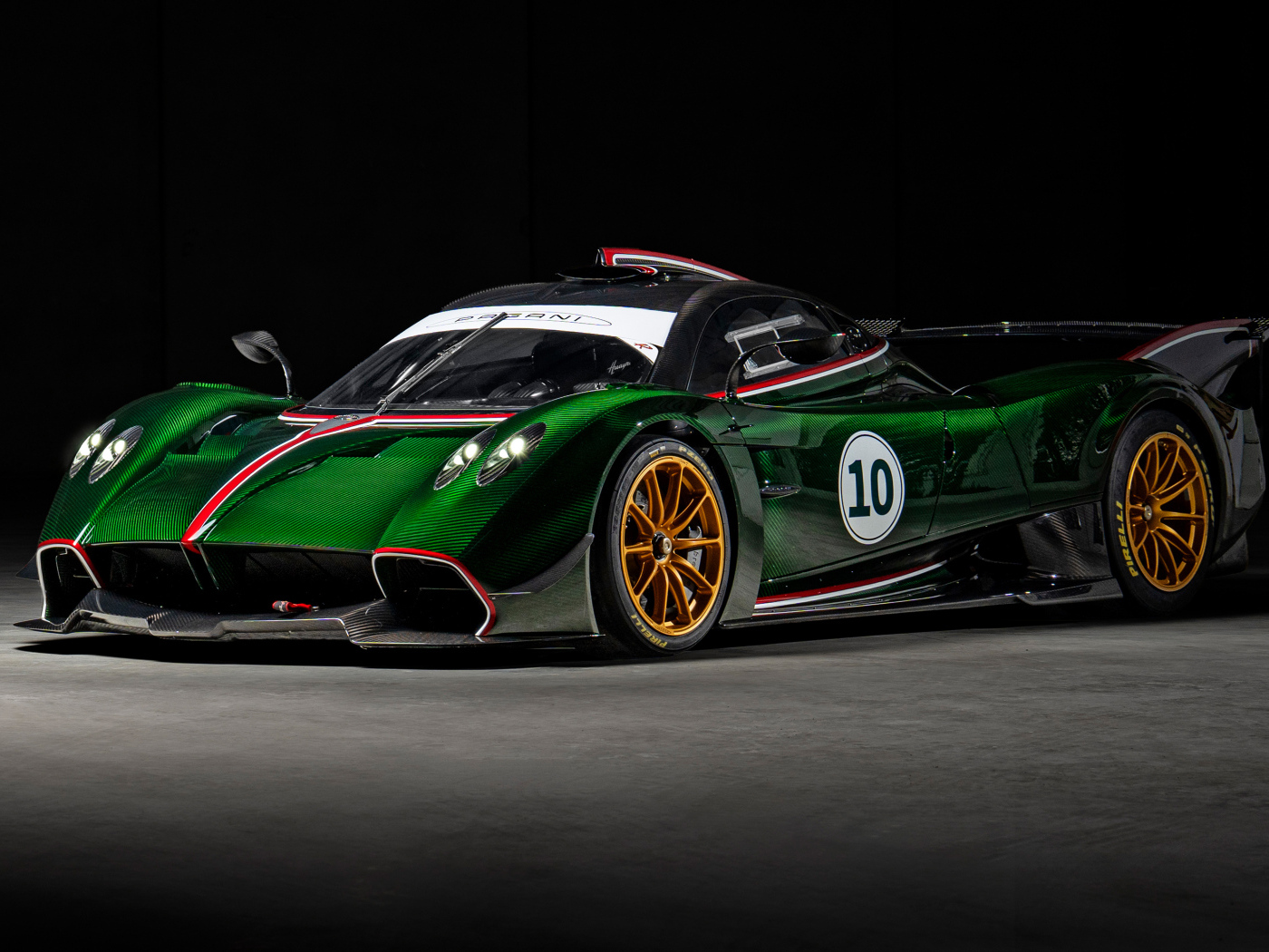 Зеленый автомобиль Pagani Huayra R