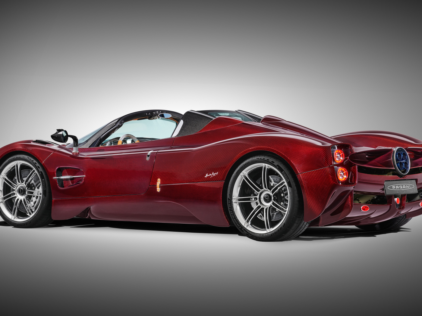 Вид сбоку на красный автомобиль Pagani Utopia Roadster 2024 года