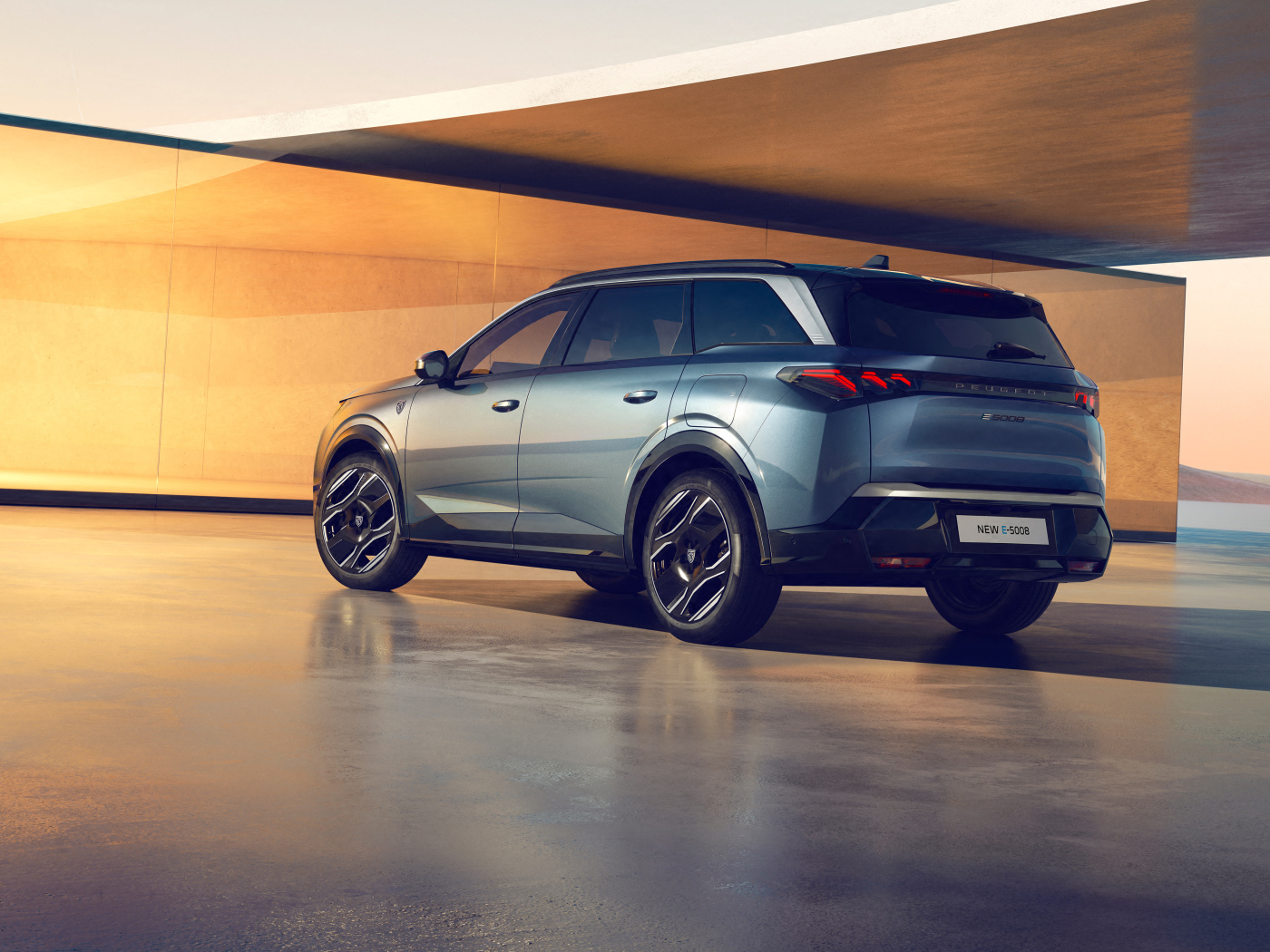 Вид сзади на внедорожник Peugeot E-5008 GT 2024 года
