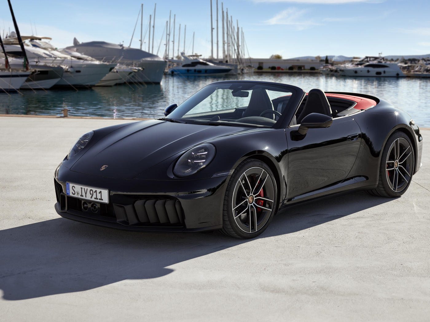 Автомобиль Porsche 911 Carrera GTS Cabriolet 2024 года на пристани
