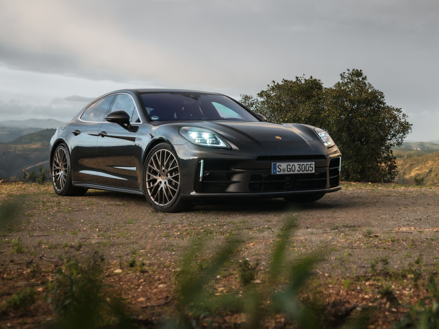 Черный автомобиль Porsche Panamera 2024 года