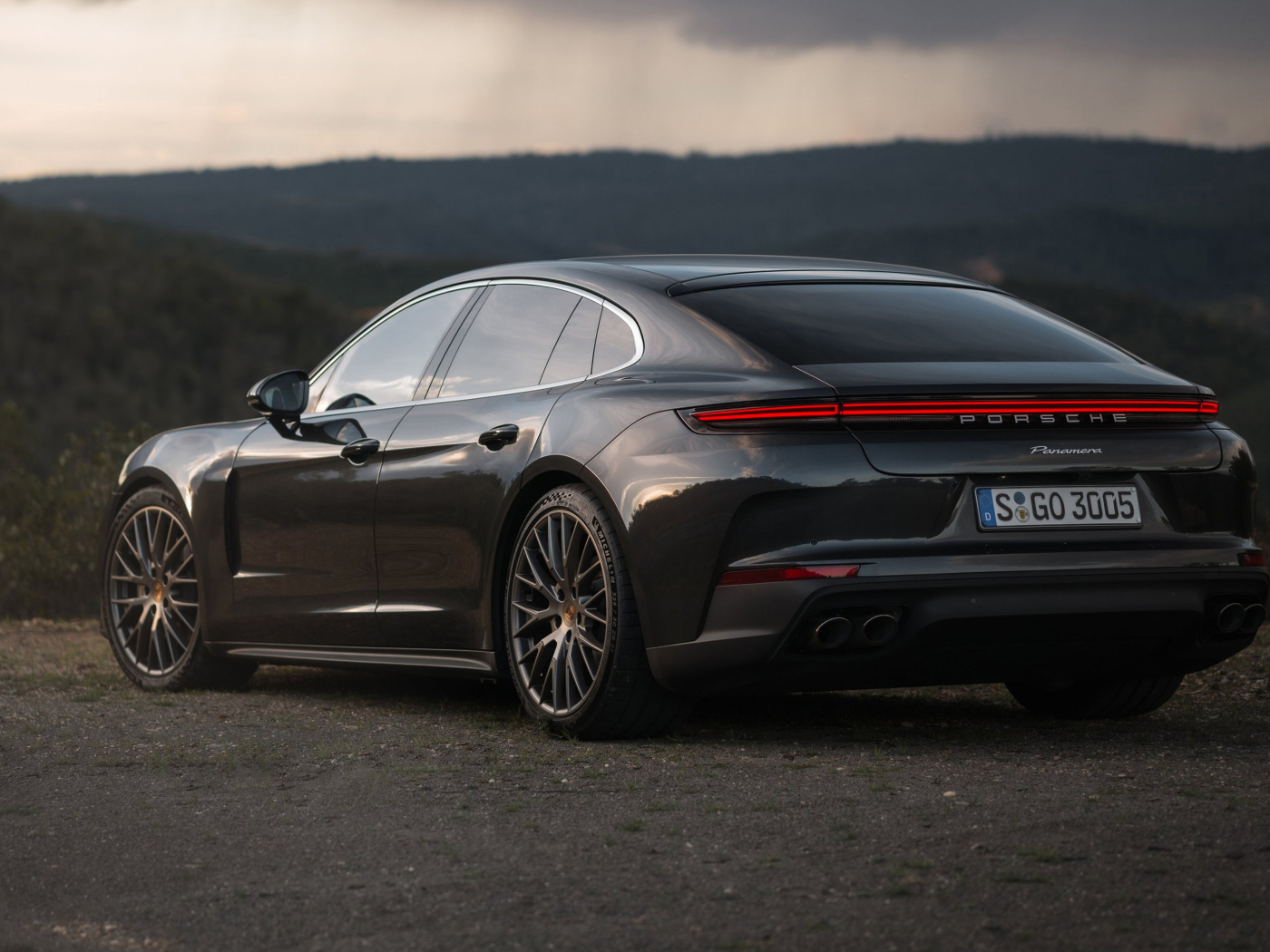 Черный автомобиль Porsche Panamera 2024 года вид сзади