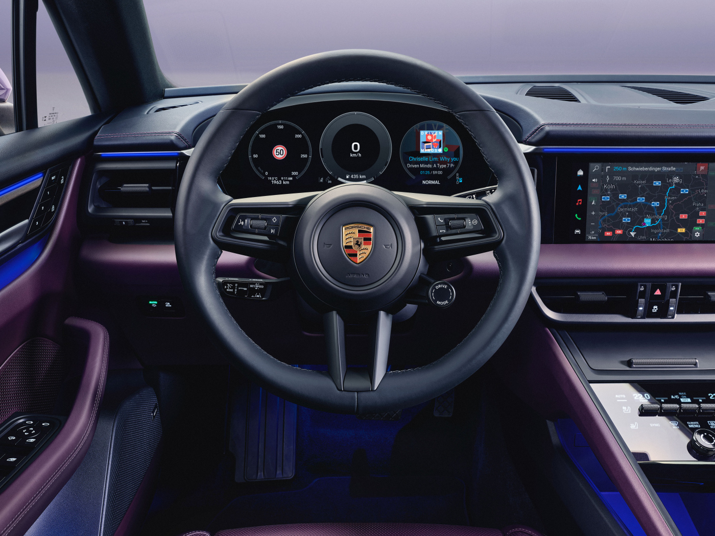 Черный кожаный салон автомобиля Porsche Macan 4 2024 года