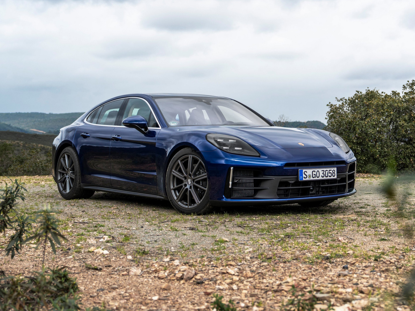 Синий автомобиль Porsche Panamera 4 2024 года