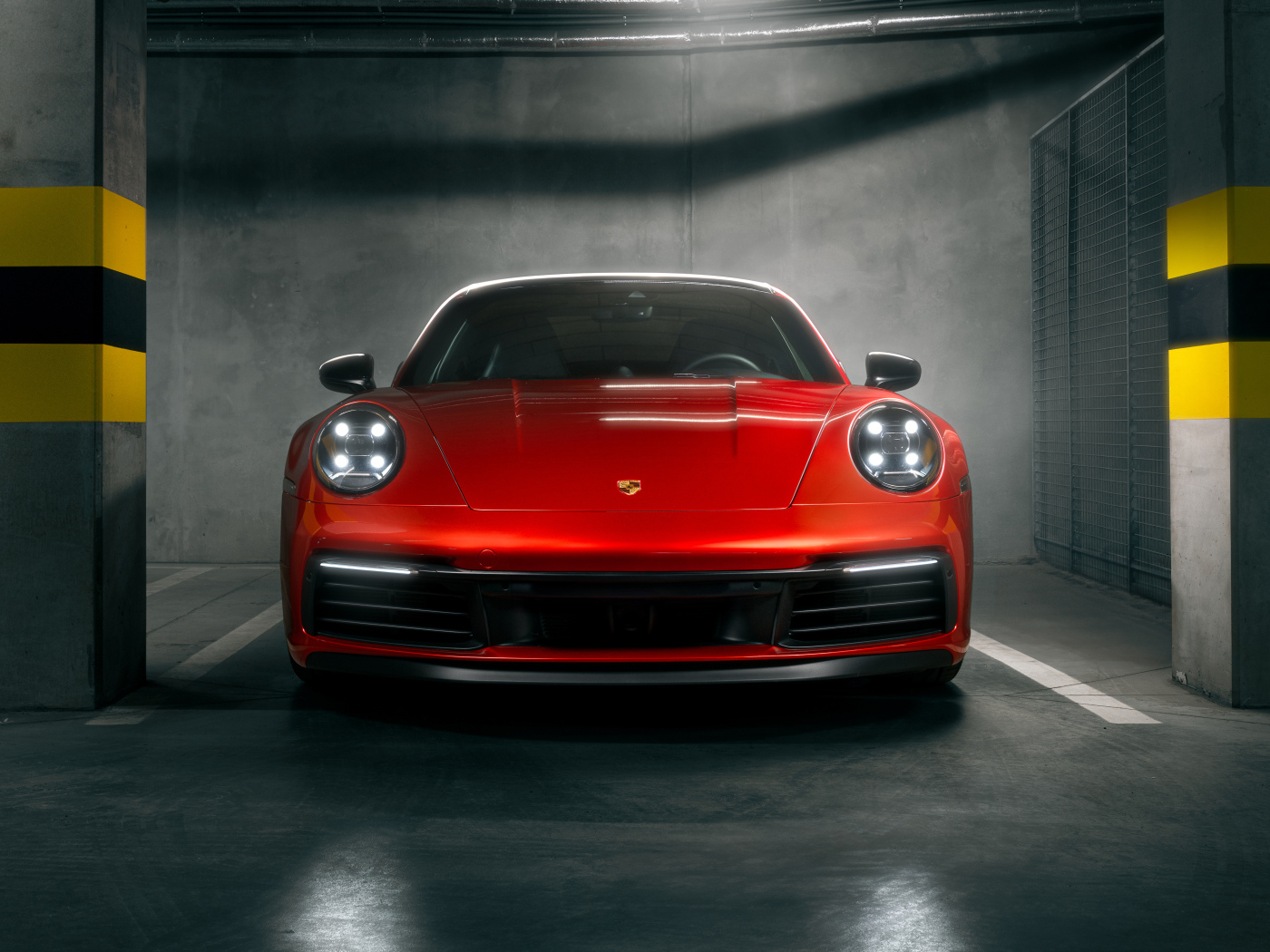 Вид спереди на красный автомобиль Porsche 911 Carrera S