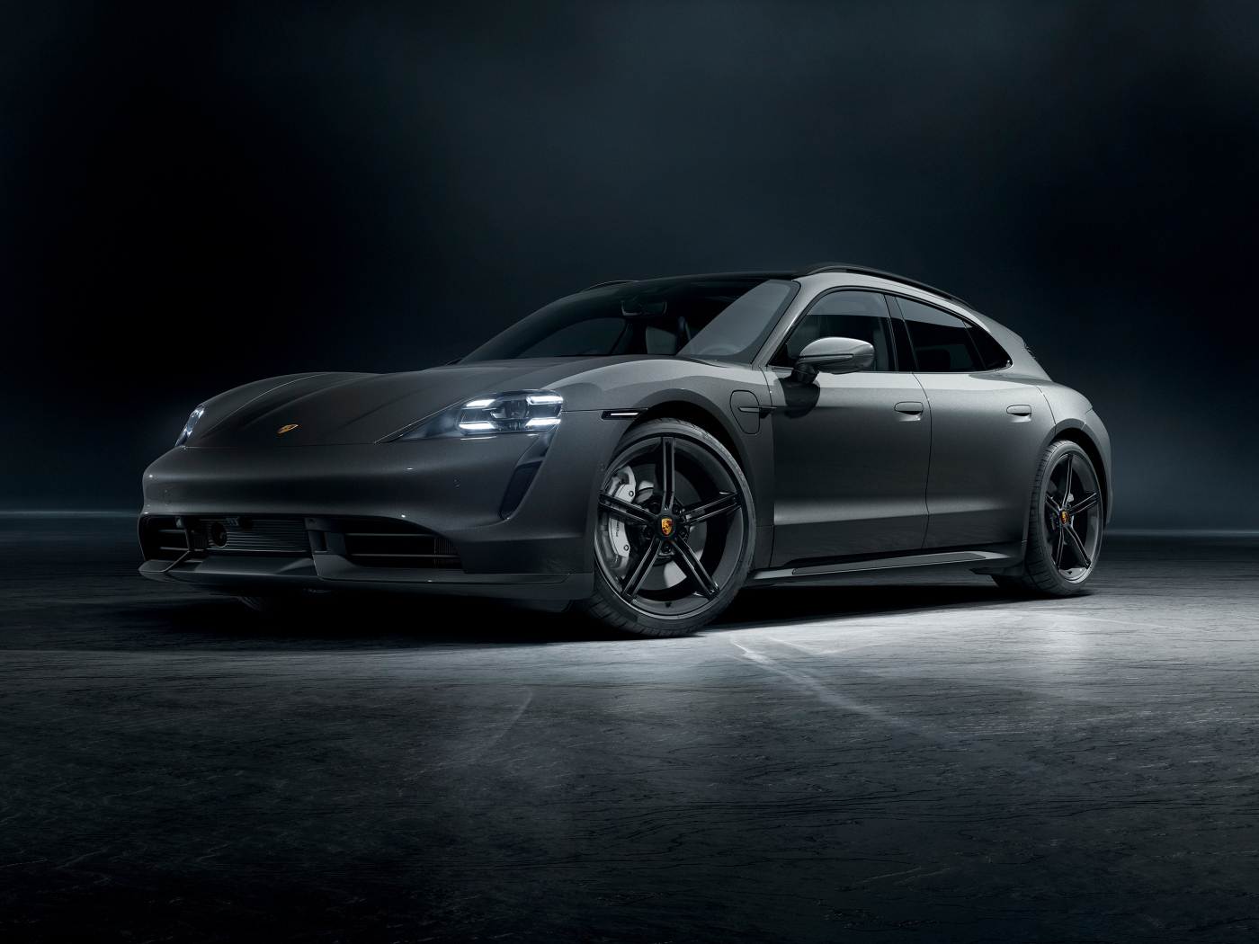 Серый автомобиль Porsche Taycan вид спереди