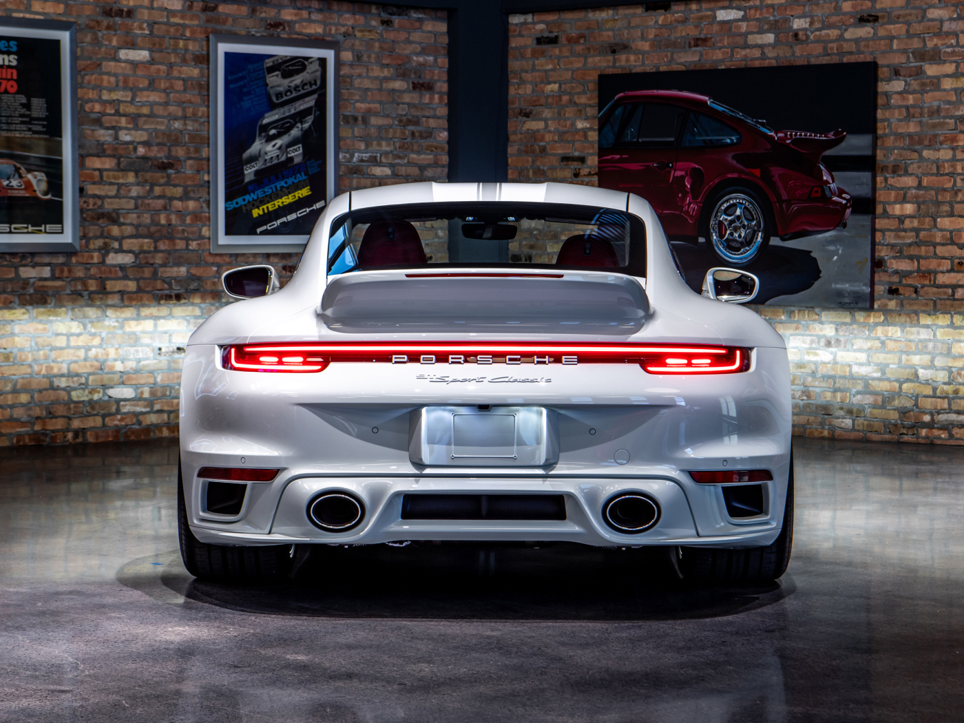 Автомобиль Porsche 911 Sport Classic вид сзади