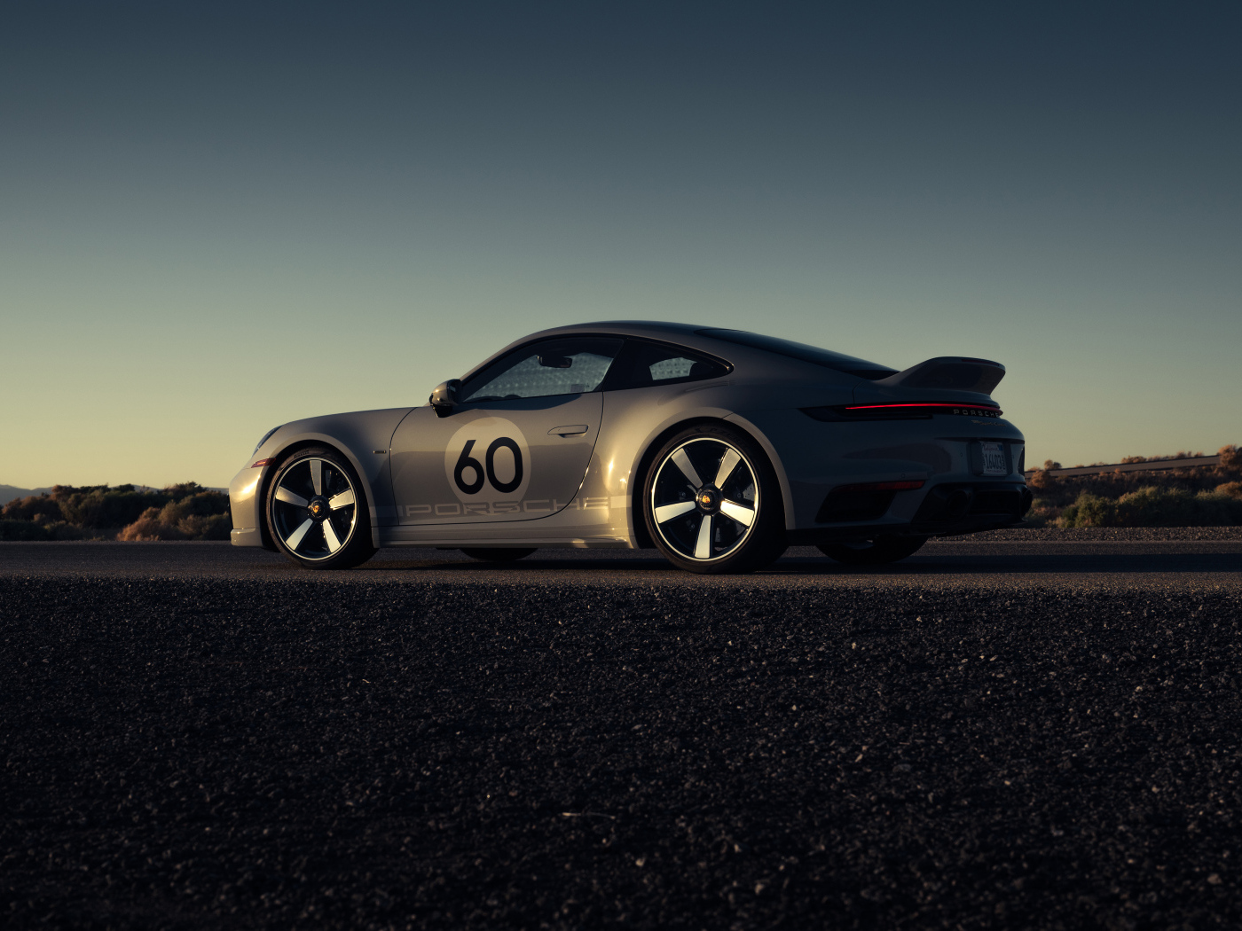 Автомобиль Porsche 911 Sport на дороге