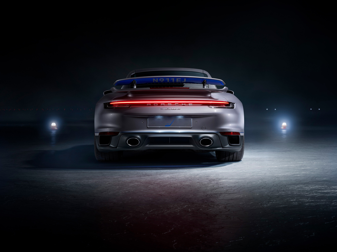 Вид сзади на автомобиль Porsche 911 Turbo S