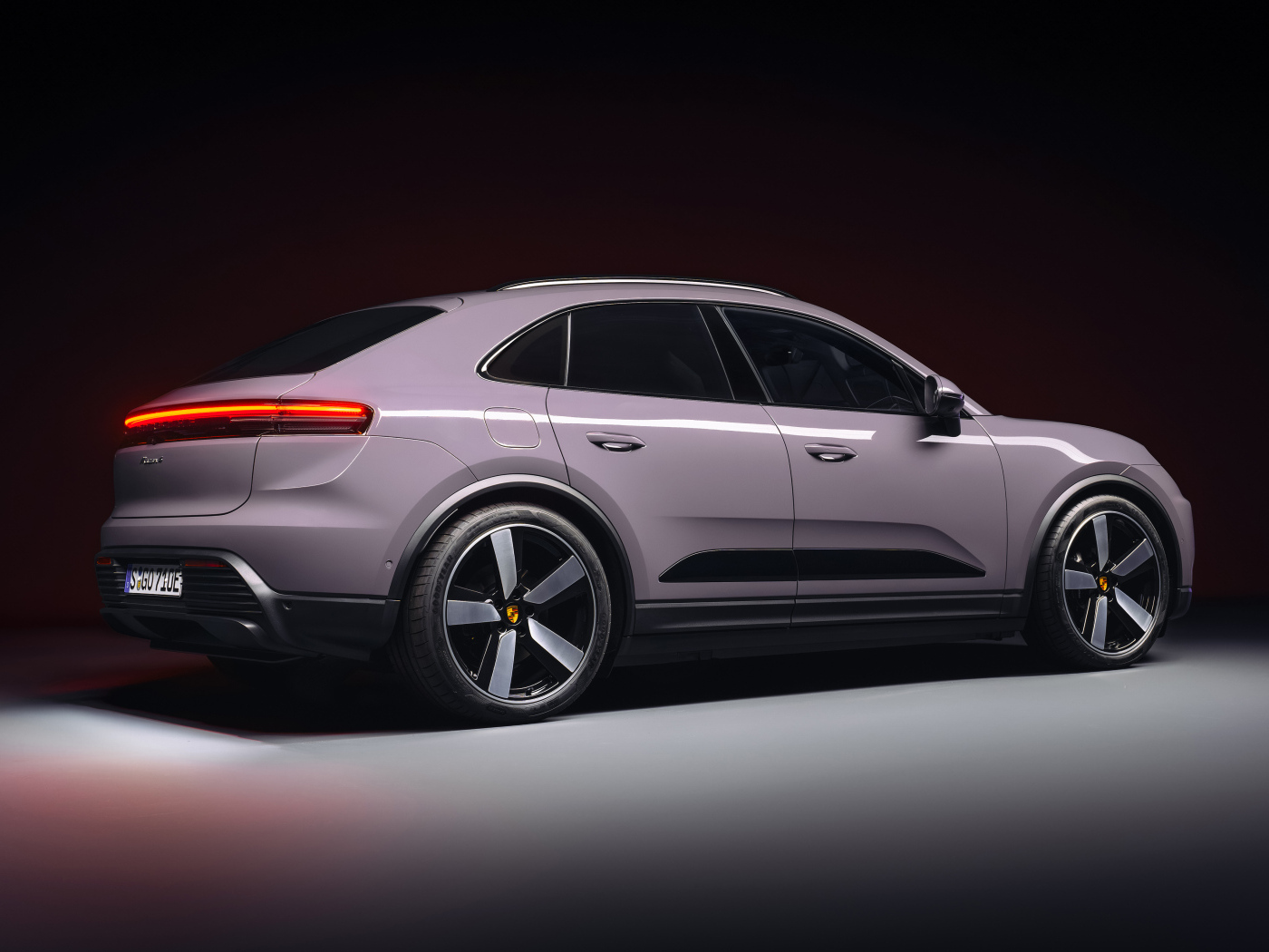 Вид сзади на автомобиль Porsche Macan 4 2024 года