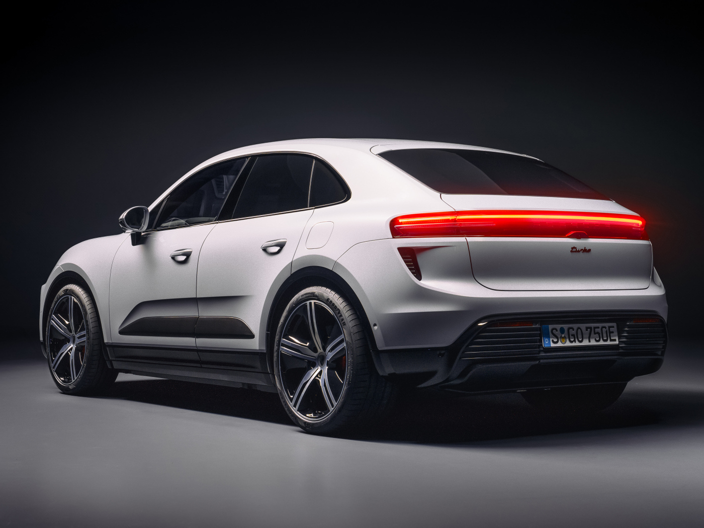 Вид сзади на автомобиль Porsche Macan Turbo 2024 года