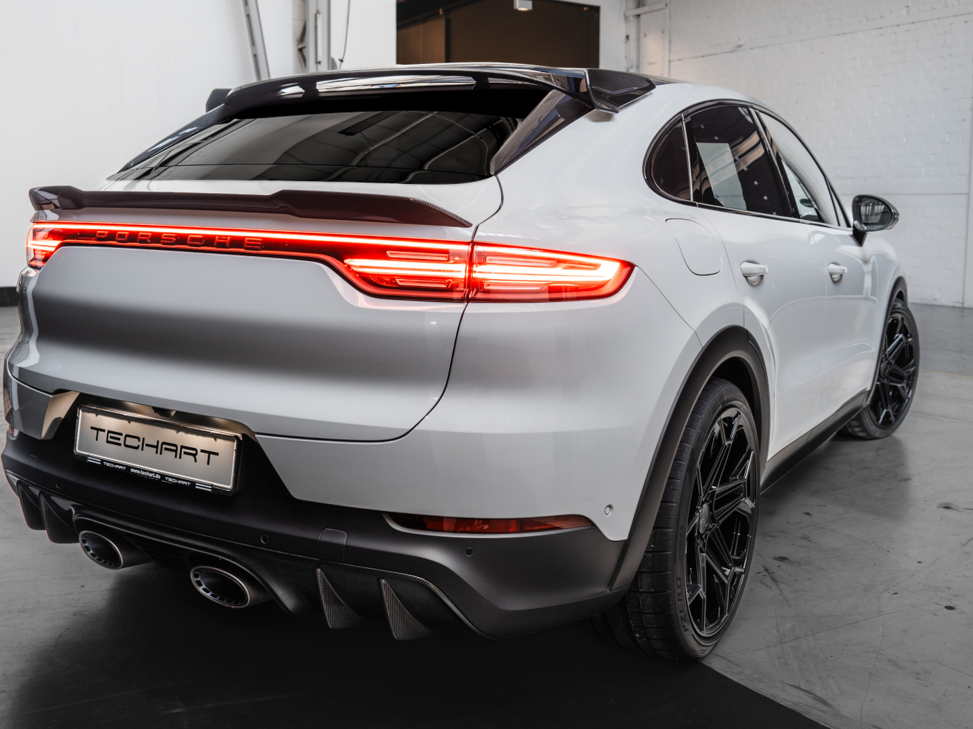 Вид сзади на автомобиль Porsche Cayenne Turbo GT