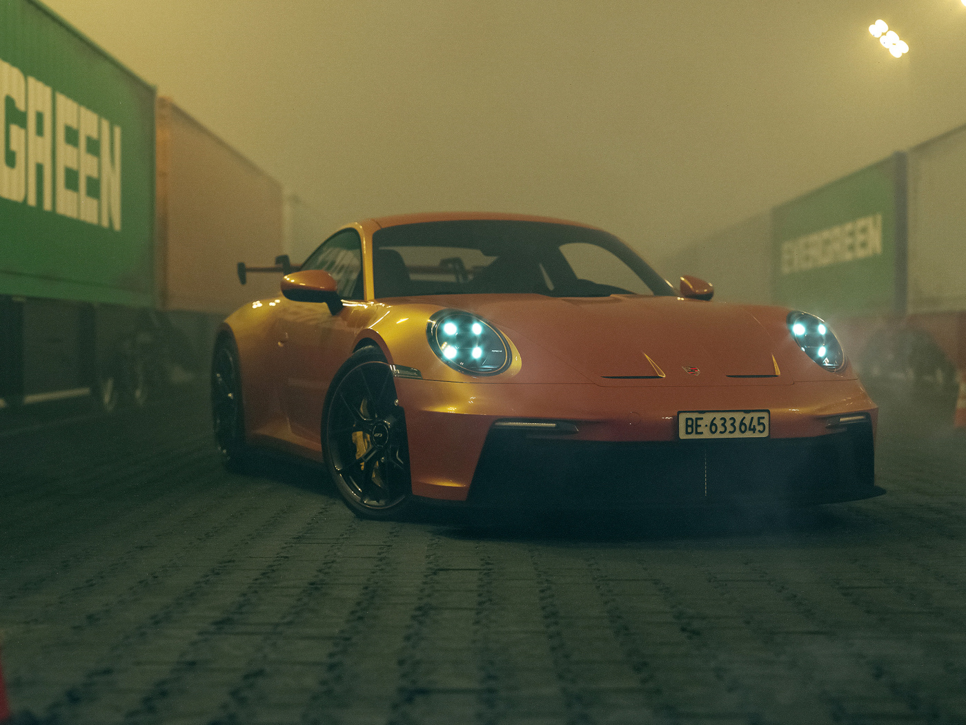 Красный автомобиль Porsche 911 GT3 CGI  в порту