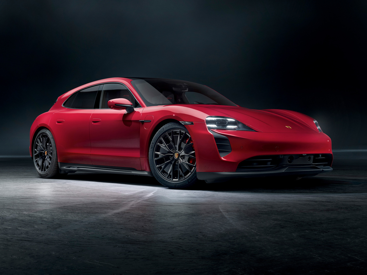 Красный автомобиль Porsche Taycan GTS