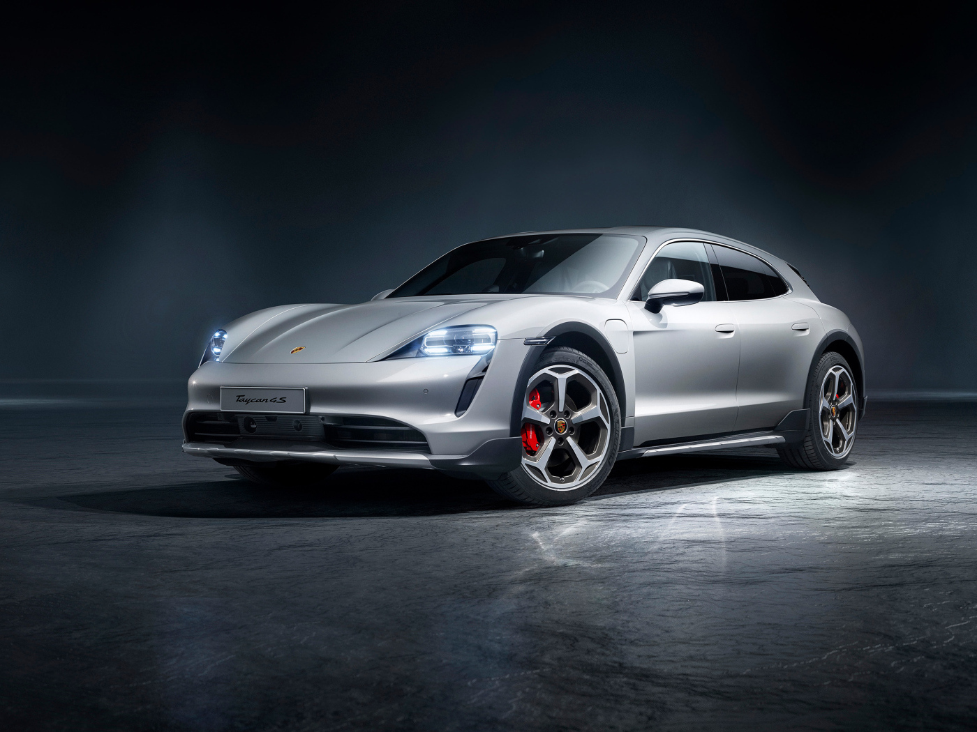 Серебристый автомобиль Porsche Taycan