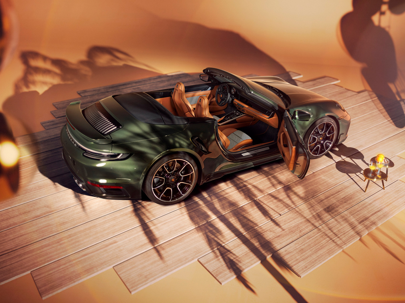 Вид сверху на автомобиль Porsche 911 Turbo S Cabriolet