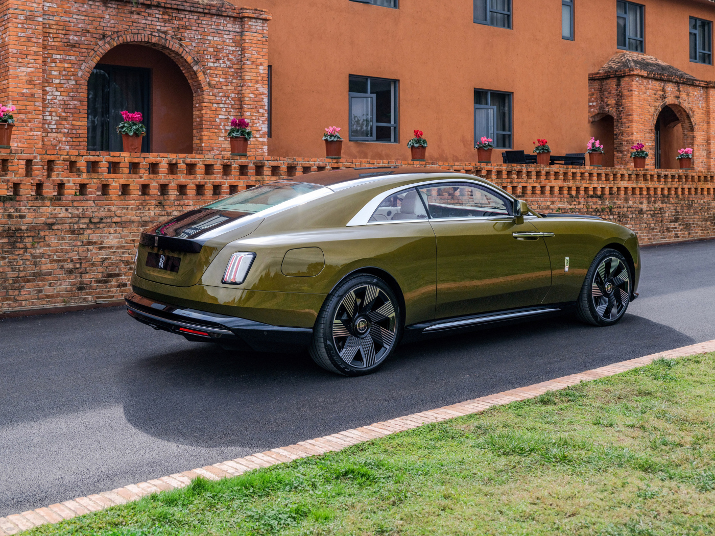 Автомобиль Rolls-Royce Spectre 2023 года вид сзади