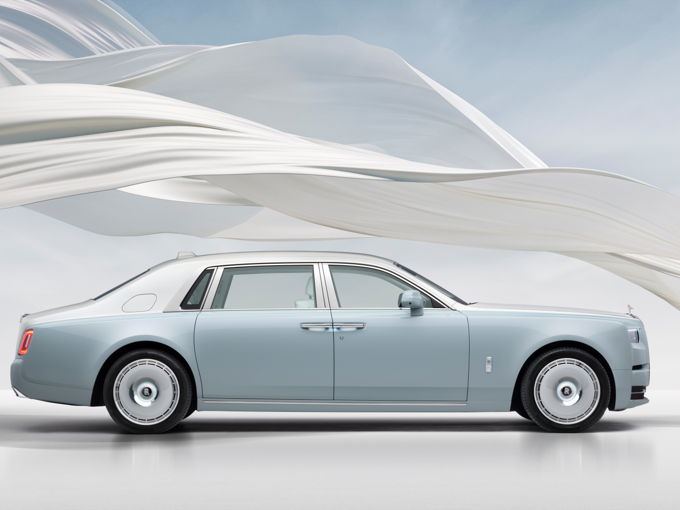 Автомобиль Rolls-Royce Phantom Scintilla 2025 года вид сбоку