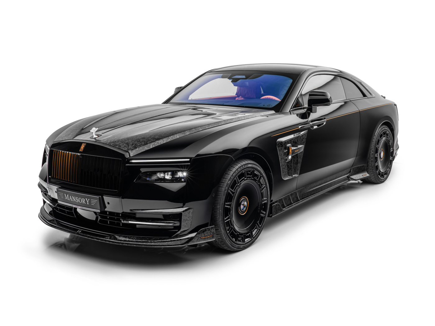 Черный автомобиль Mansory Rolls-Royce Spectre Launch Edition 2024 года на белом фоне