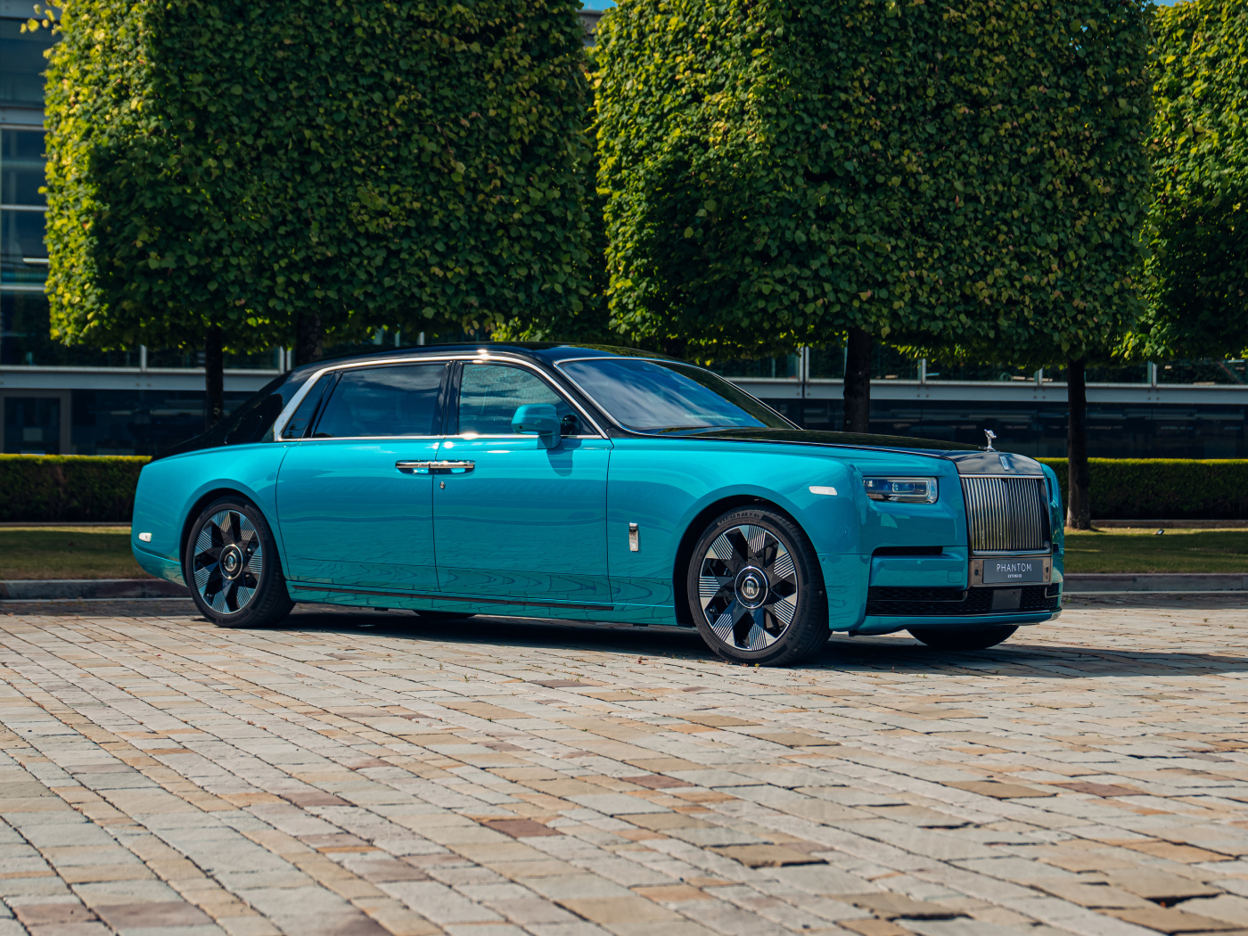 Голубой автомобиль Rolls-Royce Phantom