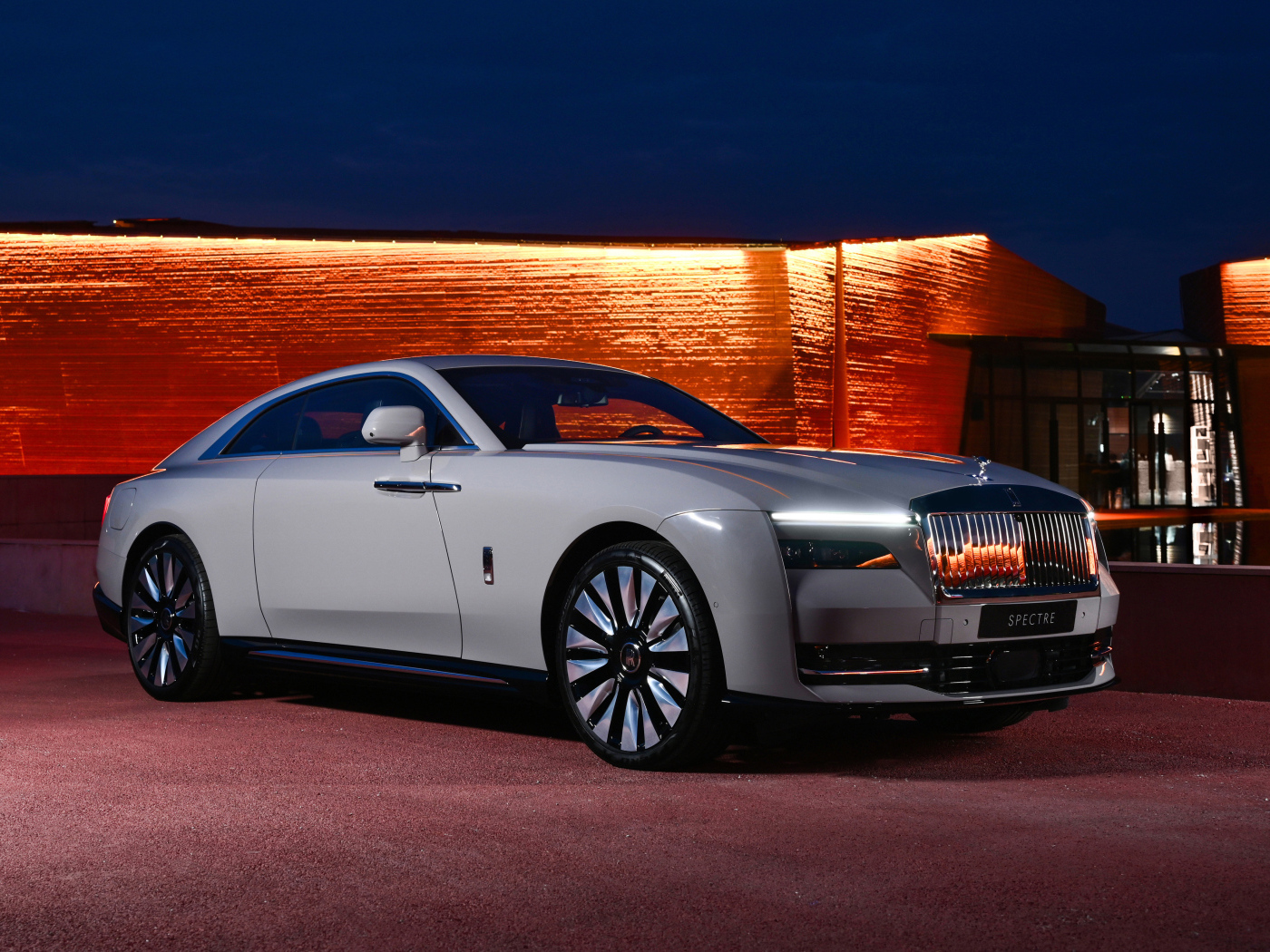 Дорогой автомобиль Rolls-Royce Spectre у здания