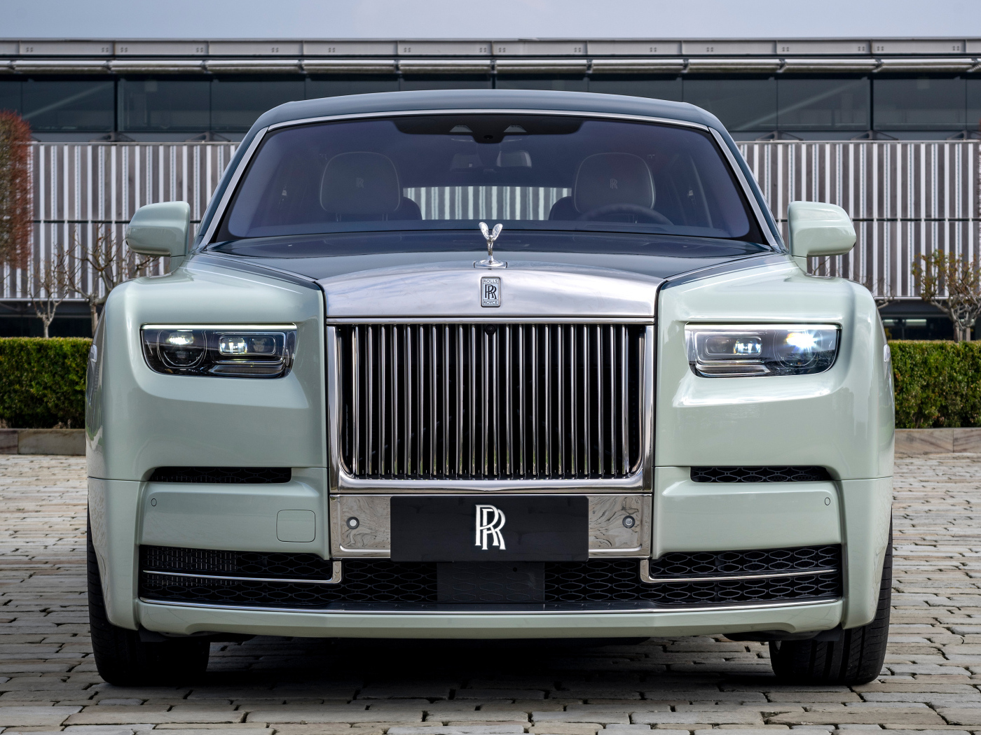 Вид спереди на автомобиль Rolls-Royce Phantom EWB Magnetism 2024 года