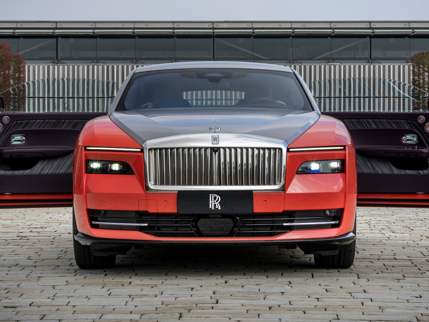 Вид спереди на автомобиль Rolls-Royce Spectre Escapism 2024 года