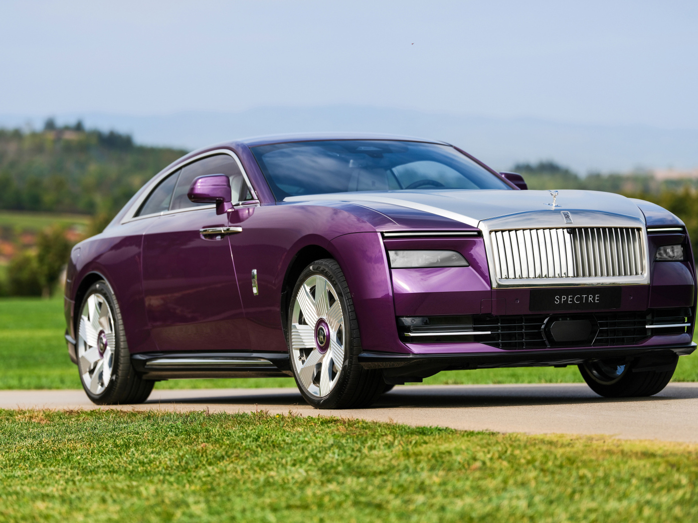 Сиреневый автомобиль Rolls-Royce Spectre