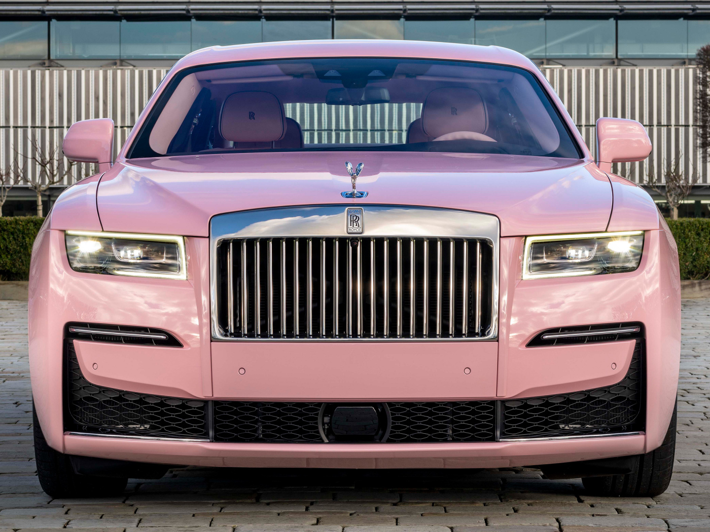 Розовый автомобиль Rolls-Royce Ghost вид спереди