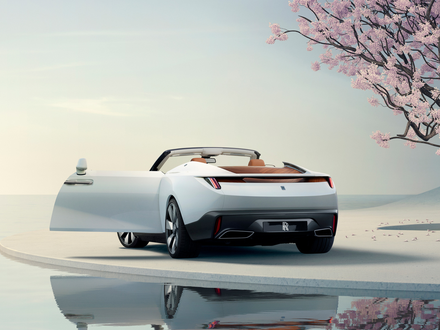 Вид сзади на автомобиль Rolls-Royce Arcadia Droptail с  открытыми дверями