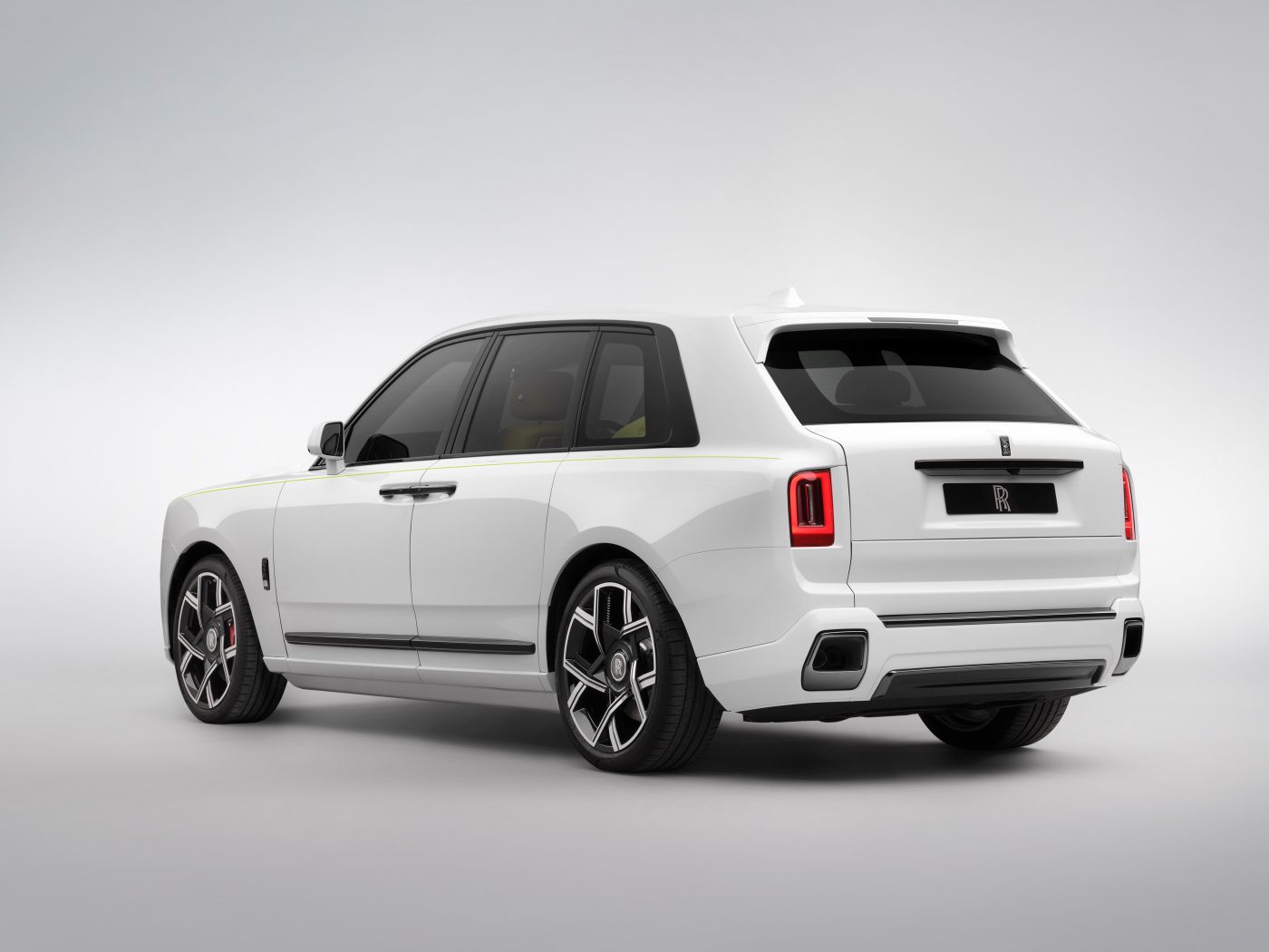 Вид сзади на автомобиль Rolls-Royce Black Badge Cullinan Series II