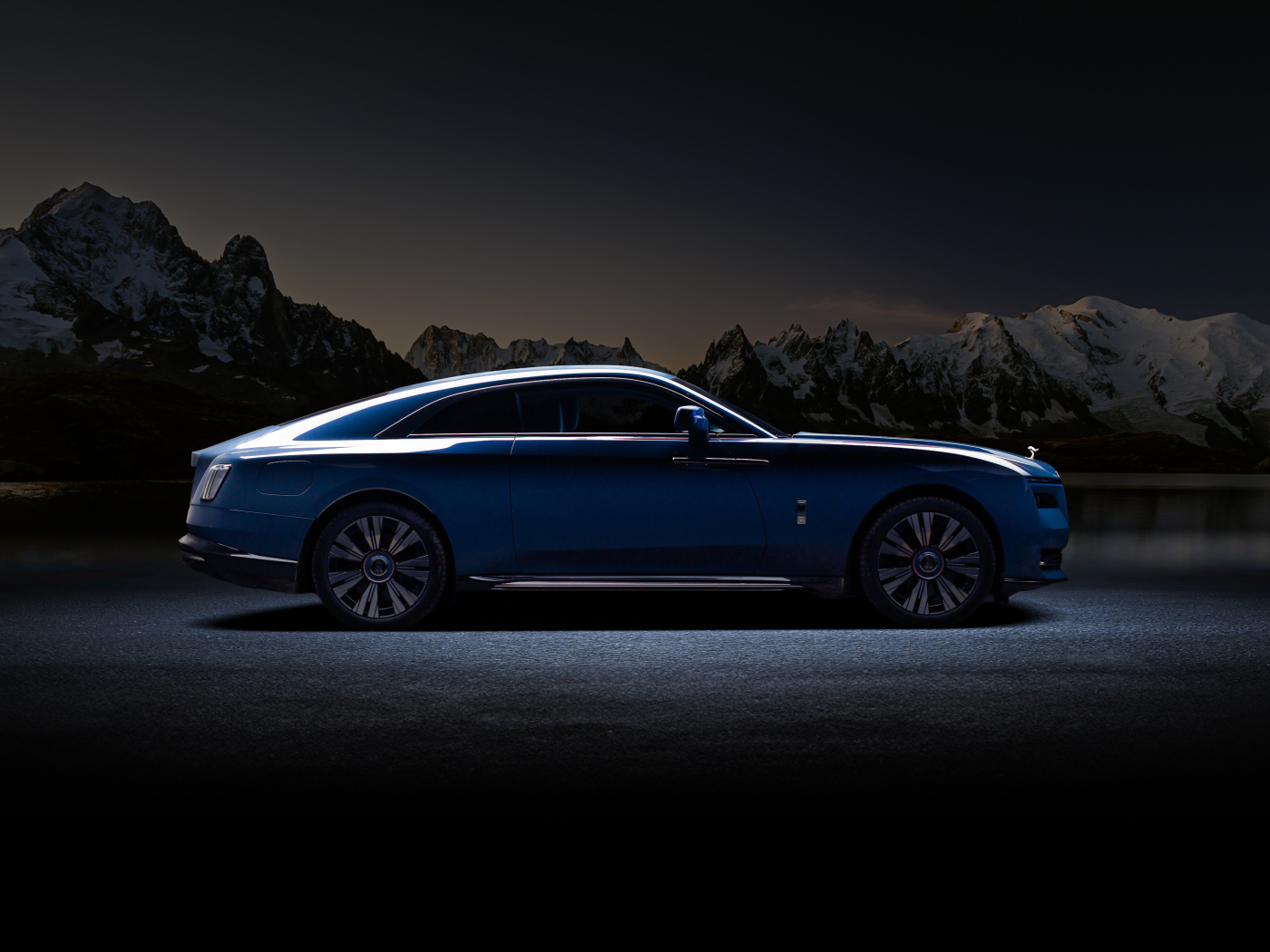 Вид сбоку на автомобиль Rolls-Royce Spectre