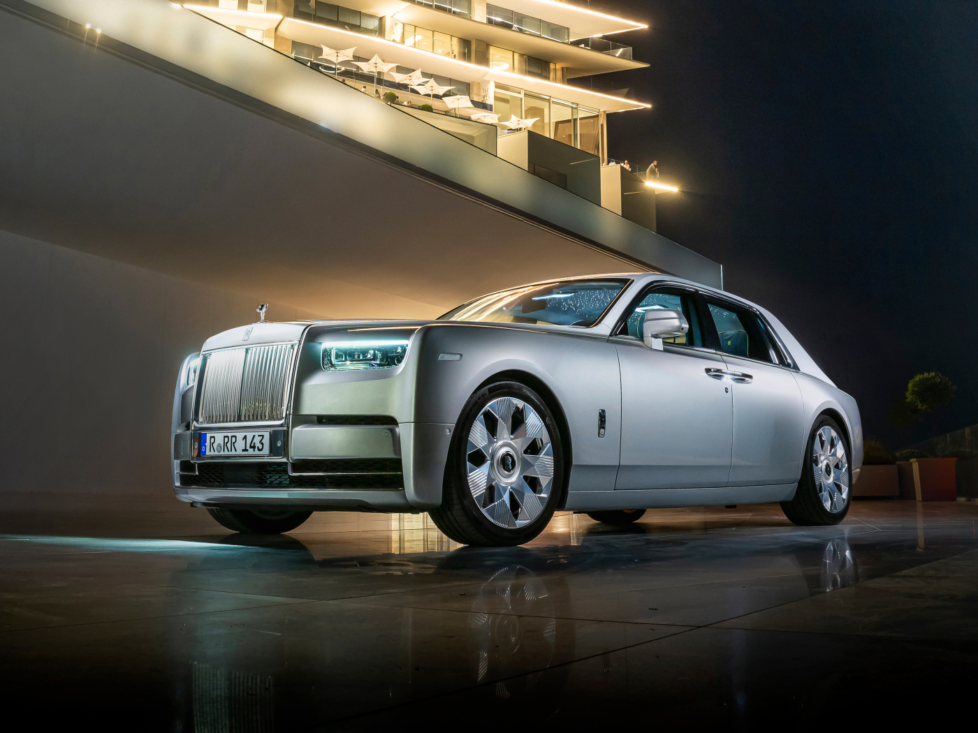 Серебристый дорогой автомобиль Rolls-Royce Phantom