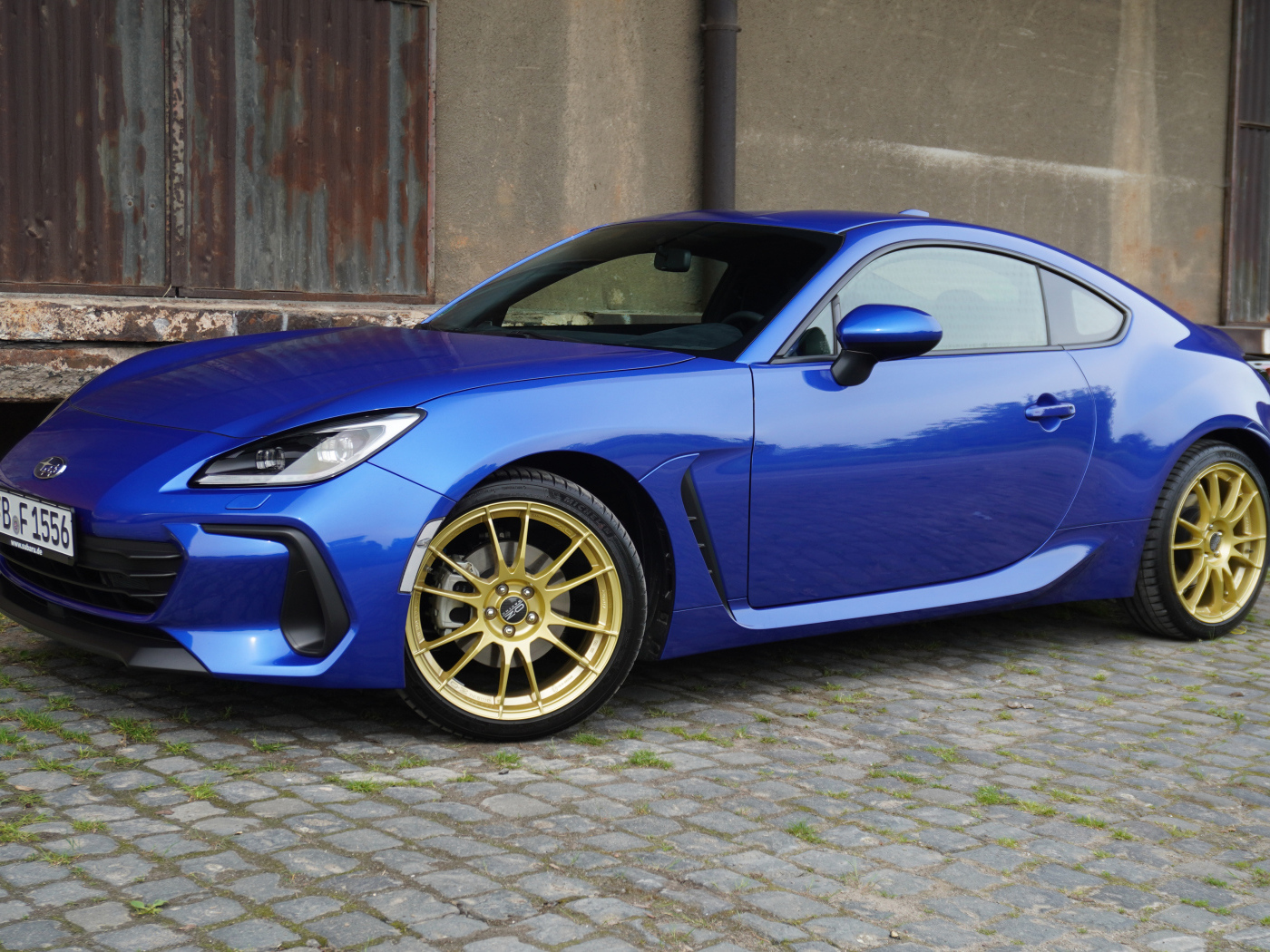 Синий автомобиль Subaru BRZ Final Edition 2024 года