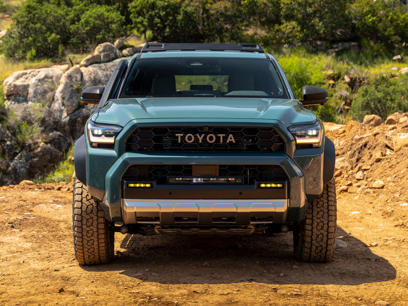 Вид спереди на внедорожник Toyota 4Runner Trailhunter 2025 года