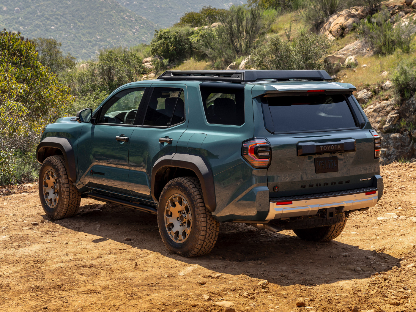 Вид сзади на внедорожник Toyota 4Runner Trailhunter 2025 года