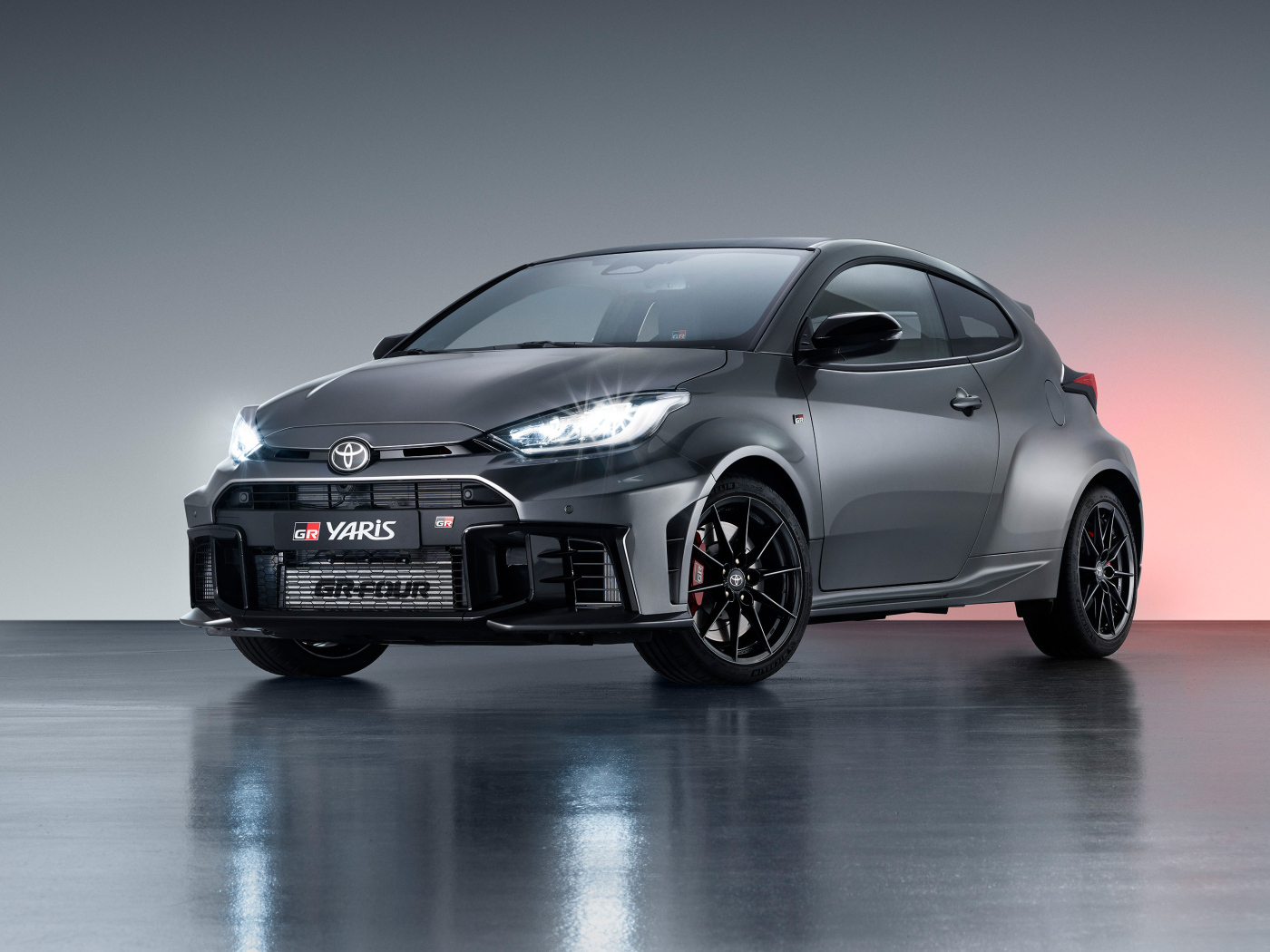 Серебристый автомобиль Toyota GR Yaris 2024  года