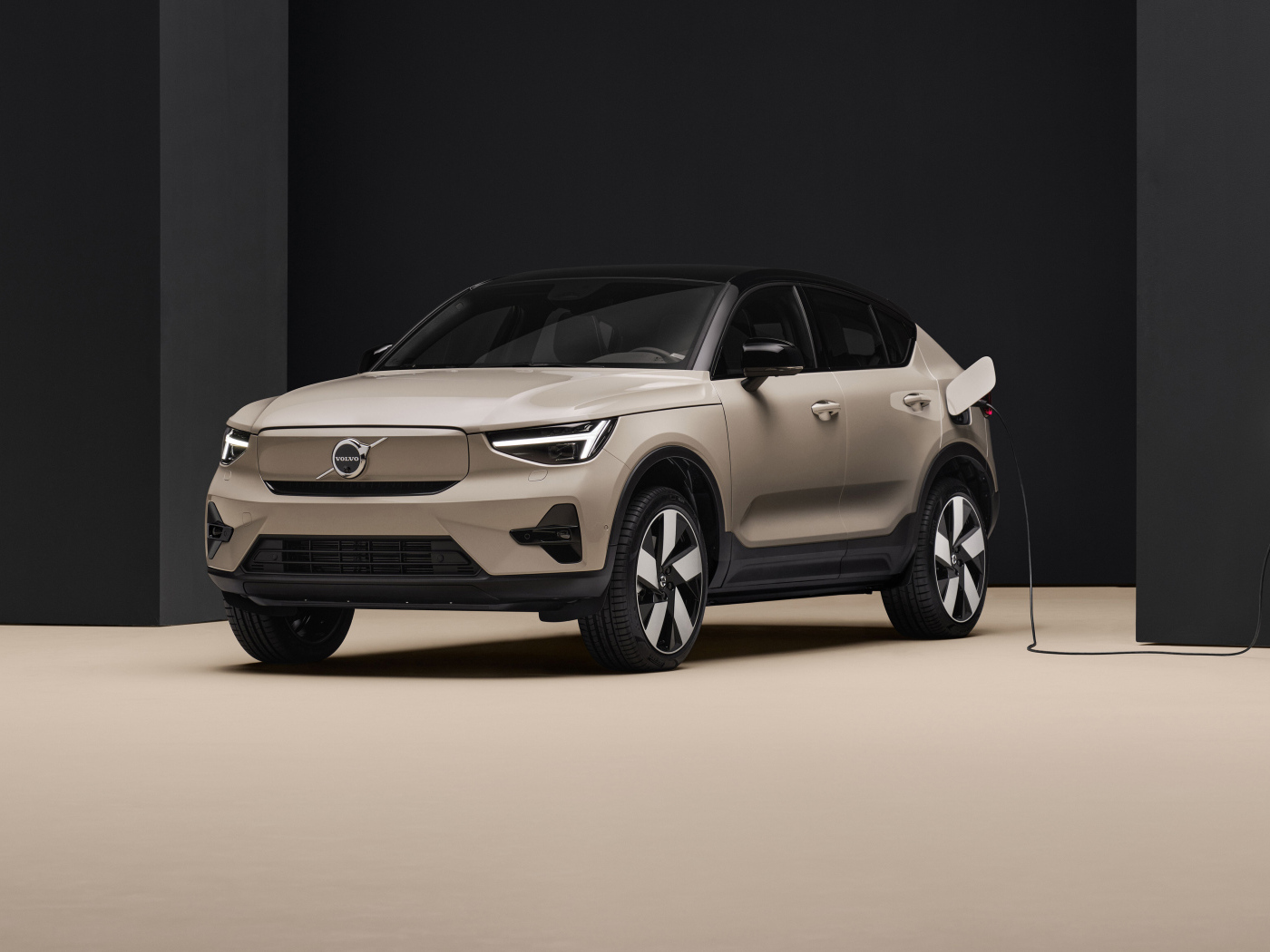 Автомобиль Volvo EC40 2024  года