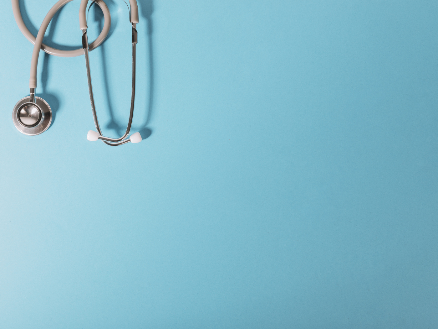 Медицинский стетоскоп на голубом фоне