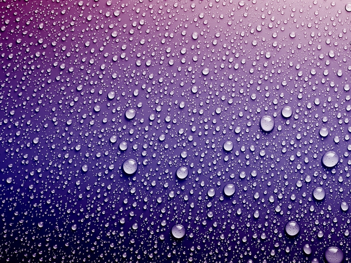 Фиолетовый фон с брызгами воды