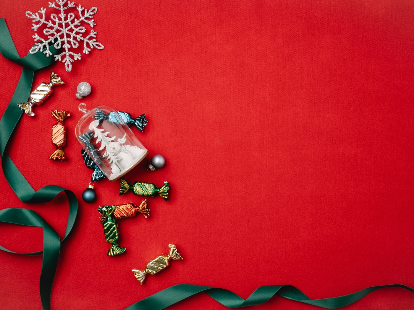 Красный фон с лентой и конфетами