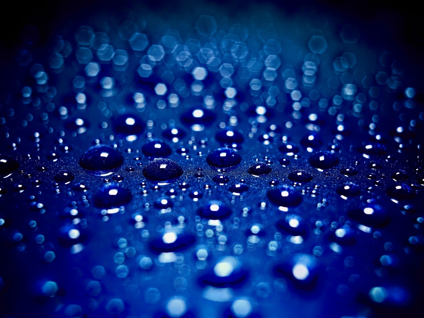 Мелкие капли воды на синем фоне