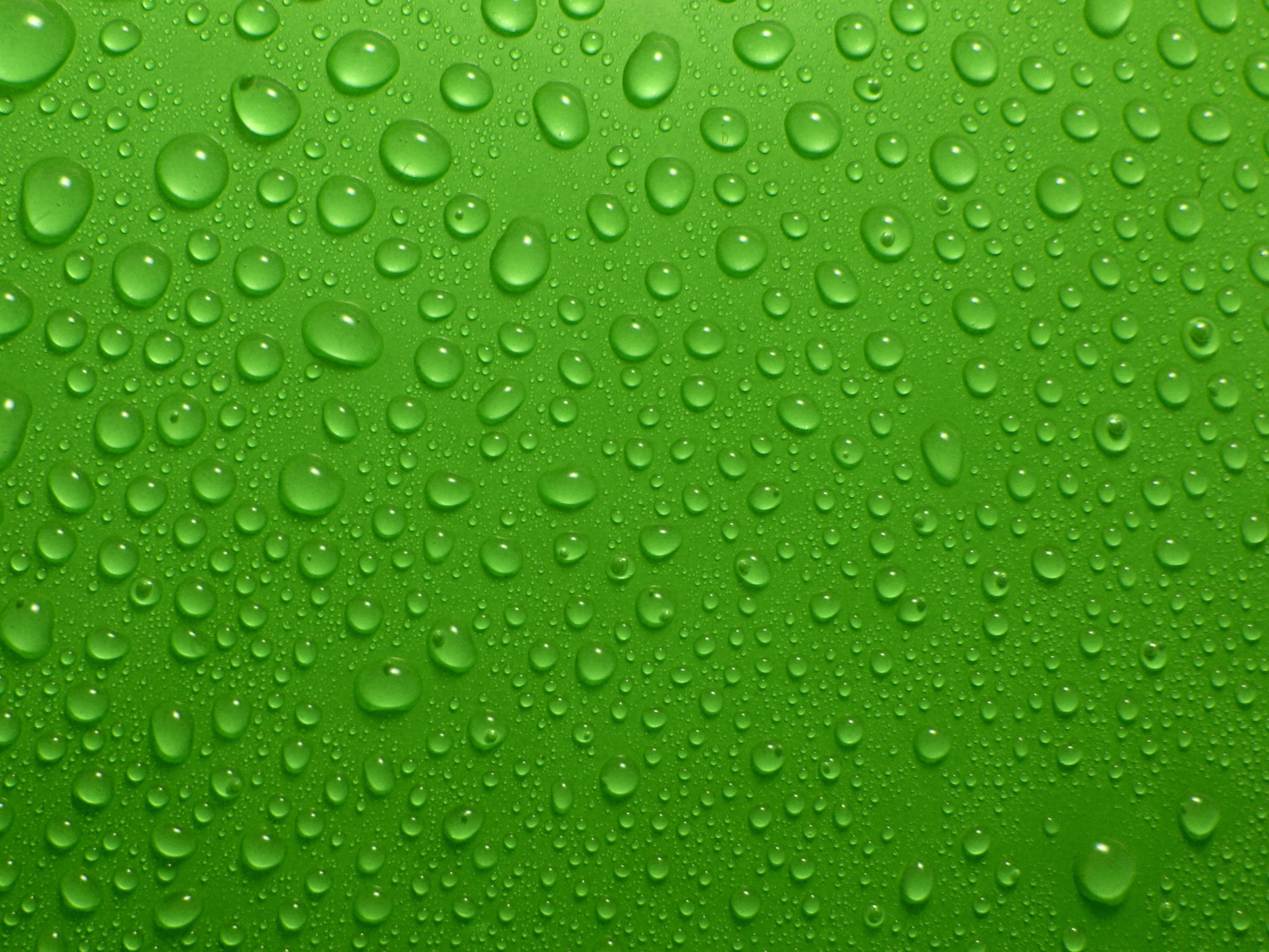 Капли воды на зеленом фоне